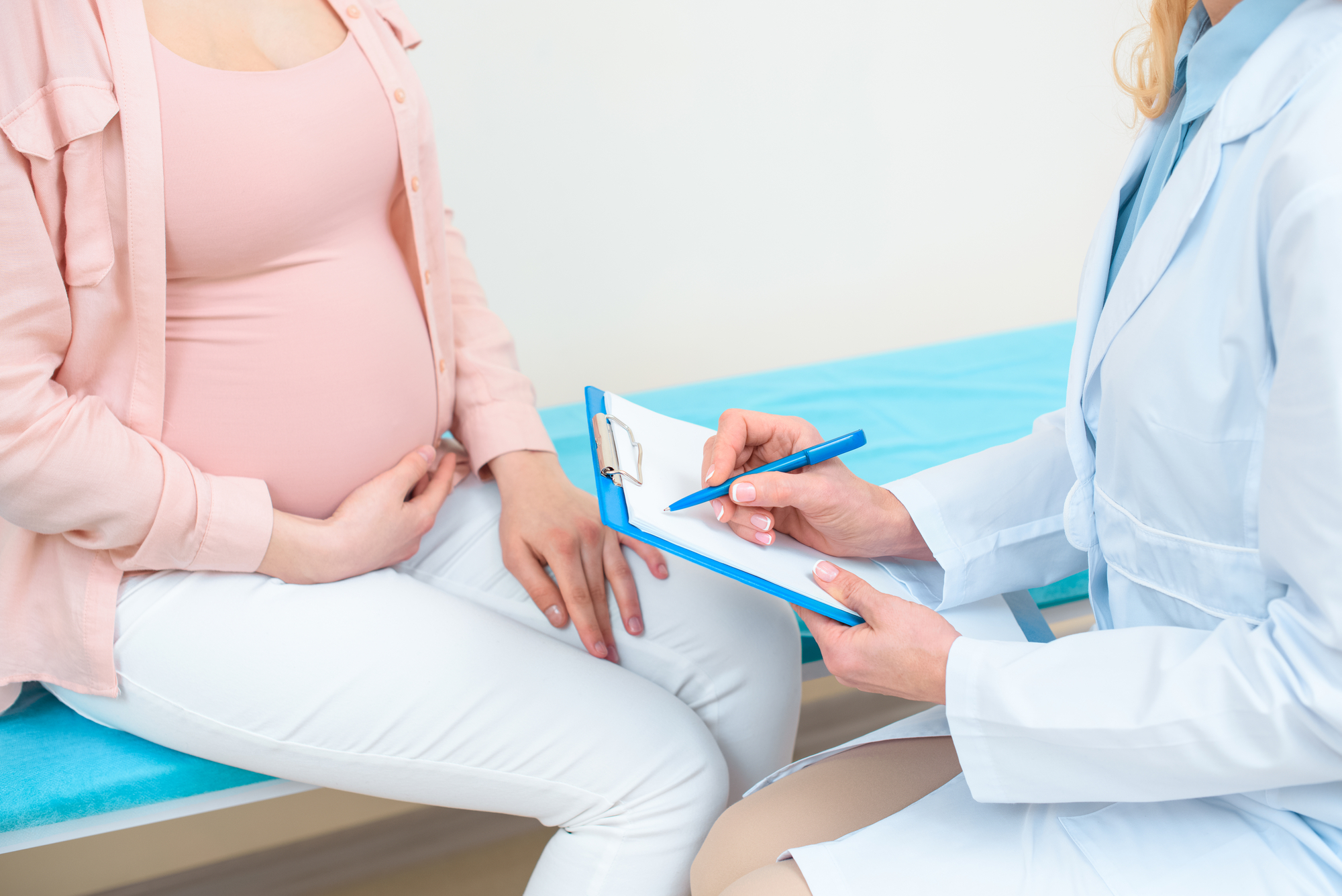 Гинеколог помогает забеременеть. Консультация беременных.